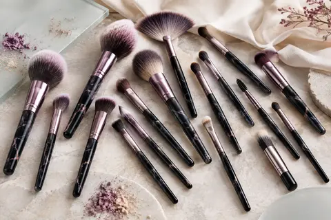 Seize pinceaux de maquillage à fibres synthétiques et manches noirs au motif effet marbre