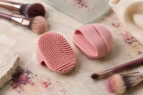 Accessoires roses en silicone à reliefs pour nettoyer des pinceaux de maquillage