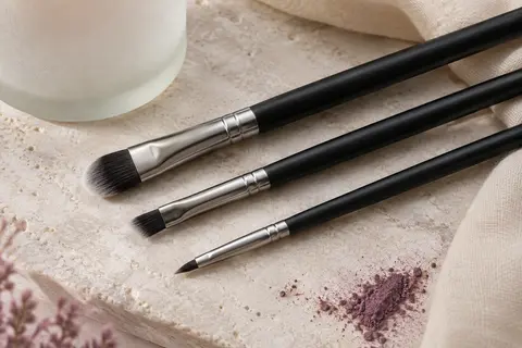 Trois pinceaux noirs pour sourcils et eyeliner, avec deux têtes biseautées et une tête plate